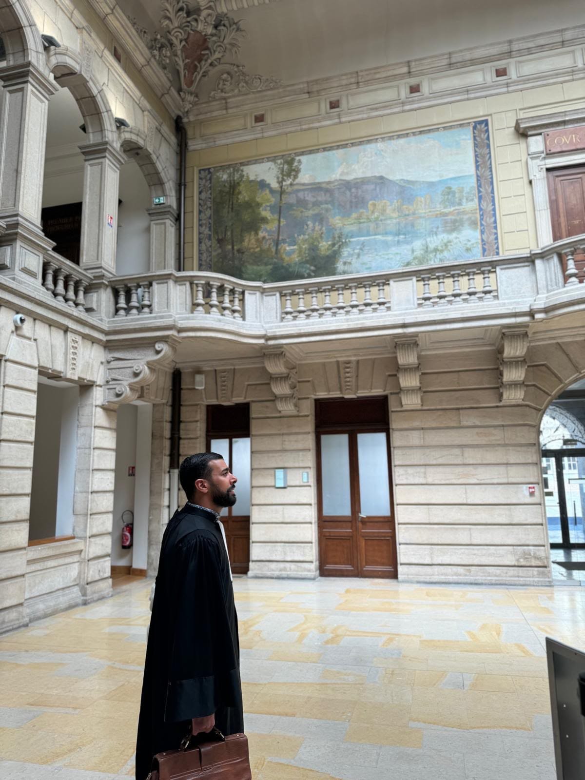 Bilel Hakkar en robe d'avocat au Palais de justice de Lyon